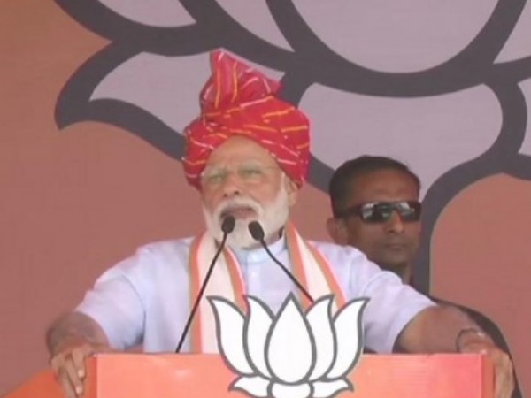 प्रधानमंत्री नरेंद्र मोदी ने कांग्रेस अध्यक्ष राहुल गांधी और प्रियंका गांधी के परिवार पर बुधवार को जमकर हमला बोला। प्रधानमंत्री नरेंद्र मोदी ने कांग्रेस अध्यक्ष राहुल गांधी और प्रियंका गांधी के परिवार पर बुधवार को जमकर हमला बोला।