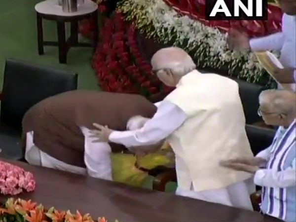 आडवाणी के पैर छूकर लिया आशीर्वाद, जोशी से मिले गले