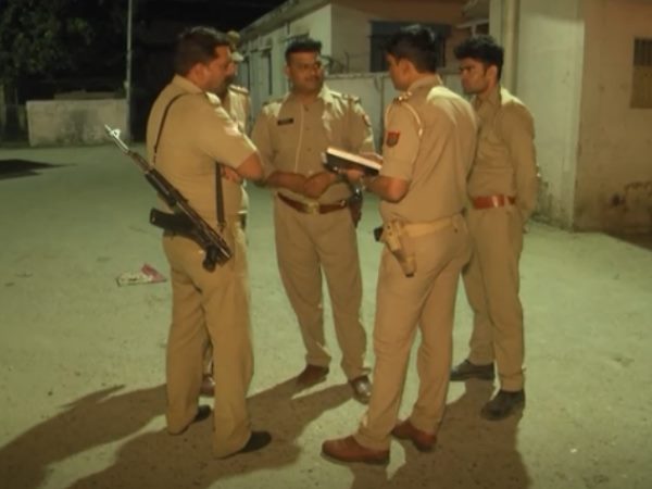 चीख पुकार सुनकर पहुंचे लोग