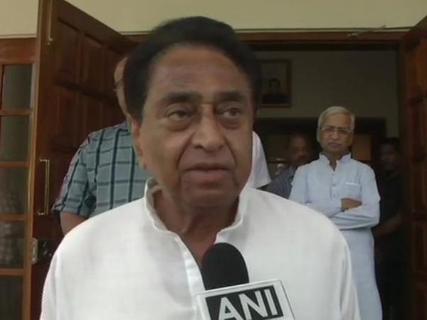 लोकसभा चुनाव में मिला करारी हार के बाद कांग्रेस अध्यक्ष राहुल गांधी ने कांग्रेस कार्यसमिति की बैठक में कहा कि वे अब अध्यक्ष पद पर बने नहीं रहना चाहते। लेकिन कार्यसमिति के सदस्यों ने उन्हें अध्यक्ष पद से इस्तीफा ना देने के लिए कहा है। टीवी रिपोर्ट्स के मुताबिक, वर्किंग कमेटी की बैठक में पार्टी के प्रदर्शन पर चर्चा के दौरान वरिष्ठ नेता पी चिंदबरम भावुक हो गए। उन्होंने कहा कि Read more at: https://hindi.oneindia.com/news/india/p-chidambaram-fears-rahul-gandhi-s-resignation-unhappy-party-worker-can-suicidal/articlecontent-pf198832-508378.html लोकसभा चुनाव में मिला करारी हार के बाद कांग्रेस अध्यक्ष राहुल गांधी ने कांग्रेस कार्यसमिति की बैठक में कहा कि वे अब अध्यक्ष पद पर बने नहीं रहना चाहते। लेकिन कार्यसमिति के सदस्यों ने उन्हें अध्यक्ष पद से इस्तीफा ना देने के लिए कहा है। टीवी रिपोर्ट्स के मुताबिक, वर्किंग कमेटी की बैठक में पार्टी के प्रदर्शन पर चर्चा के दौरान वरिष्ठ नेता पी चिंदबरम भावुक हो गए। उन्होंने कहा कि Read more at: https://hindi.oneindia.com/news/india/p-chidambaram-fears-rahul-gandhi-s-resignation-unhappy-party-worker-can-suicidal/articlecontent-pf198832-508378.html