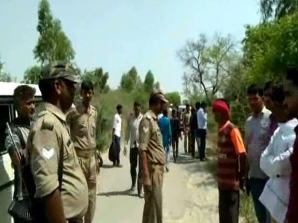 बदमाशों ने ओवरटेक कर रोकी बोलेरो