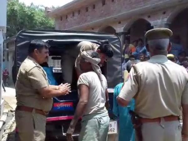 गांव के दो समुदाय के बीच तनाव का माहौल