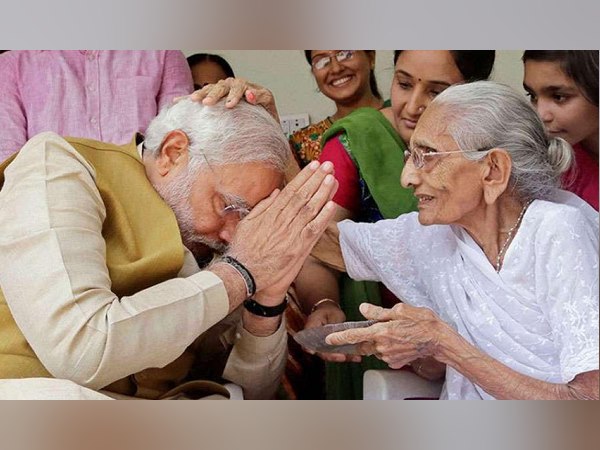 मां को जब दिल्ली लाए मोदी