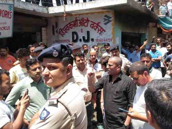 congress leader mla and bjp supporters fight on the streets in kangra congress leader mla and bjp supporters fight on the streets in kangra