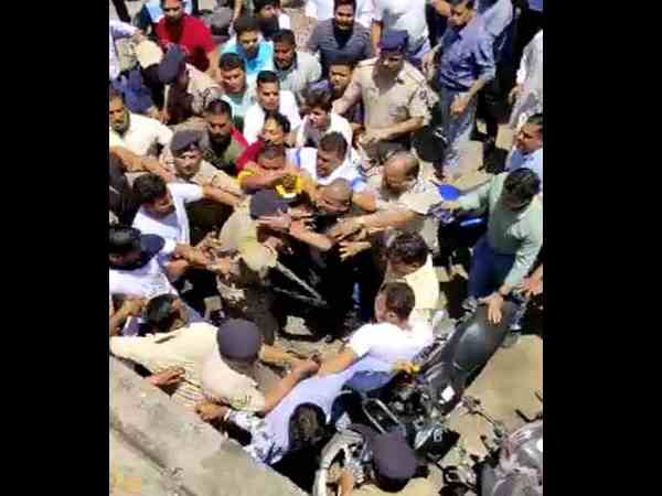 congress leader mla and bjp supporters fight on the streets in kangra congress leader mla and bjp supporters fight on the streets in kangra
