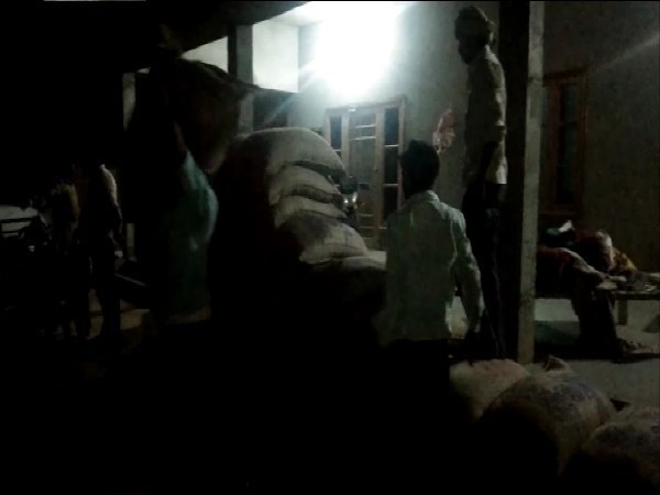 Fraud! police caught 187 sacks of wheat in the middlemans house Fraud! police caught 187 sacks of wheat in the middlemans house