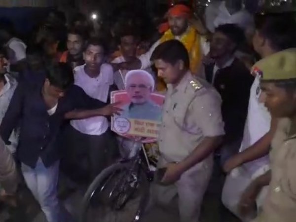 निरहुआ बने रिक्शावाला