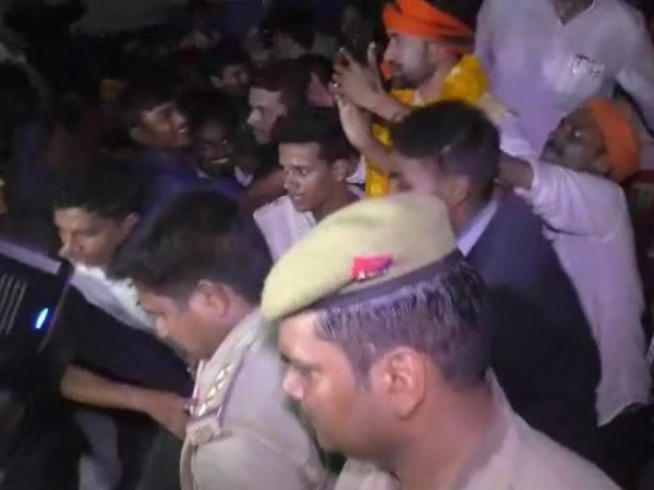 इंस्पेक्टर को खींचना पड़ा निरहुआ का रिक्शा