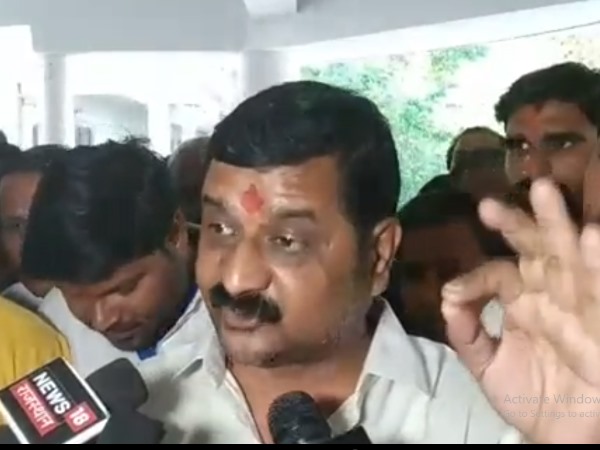 Jhalawar baran congress candidate pramod sharma protest, demands for counting from VVPAT Jhalawar baran congress candidate pramod sharma protest, demands for counting from VVPAT