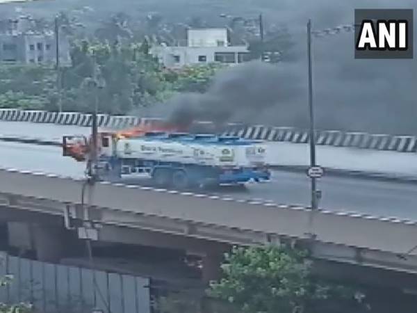 Mumbai: Petrol tanker catches fire at the middle of the road in Goregaon flyover Mumbai: Petrol tanker catches fire at the middle of the road in Goregaon flyover