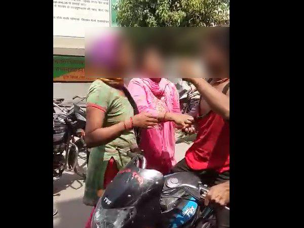 मां और चाची ने चप्पलों से की युवक की पिटाई