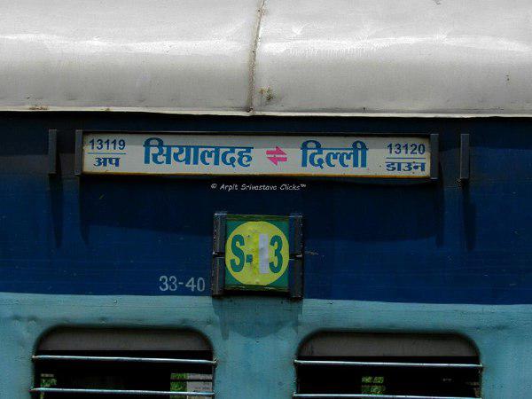 Sealdah-Anand Vihar train looted by goons at knife point Sealdah-Anand Vihar train looted by goons at knife point