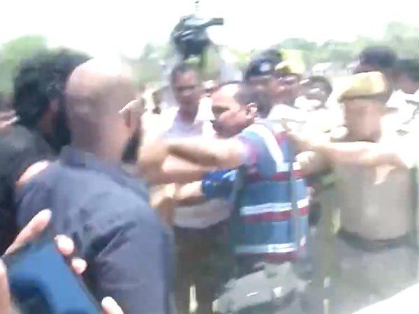 कैमरापर्सन ने लगाया पैर पर गाड़ी चढ़ाने का आरोप