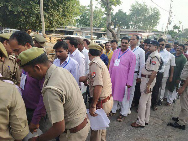 Four agent of BJP entered in voting center with mobile Four agent of BJP entered in voting center with mobile