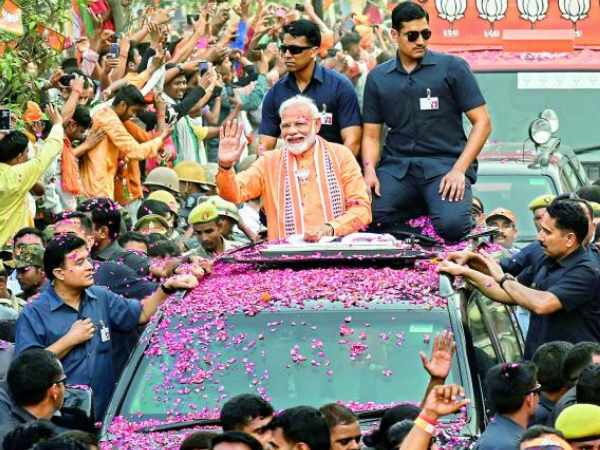 पीएम ने रोड शो के दौरान ओढ़ ली थी शॉल