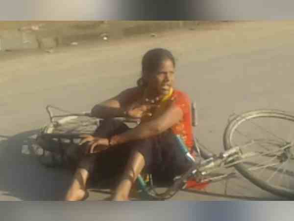 सड़क पर बैठी युवती