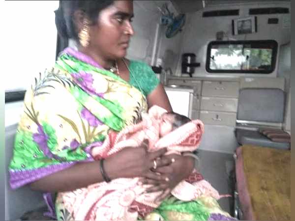 Pregnant woman gives birth on street Pregnant woman gives birth on street