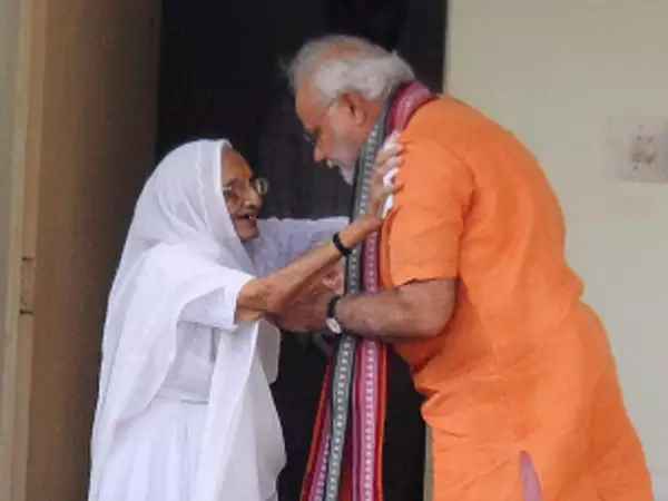 जब प्रधानमंत्री बनने के बाद आर्शीवाद लेने आए मोदी