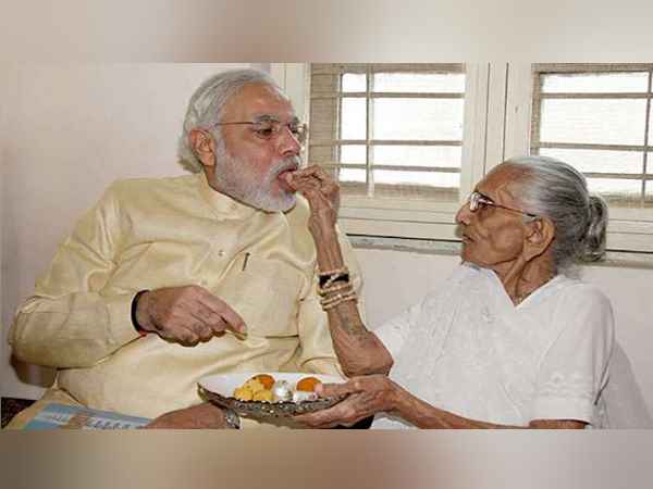 वोटिंग से पहले भी मां से मिले थे मोदी, हीराबेन ने दिया था 501 का शगुन