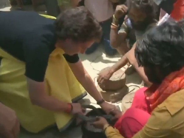 गुरुवार को प्रियंका गांधी वाड्रा हंसा का पुरवा गांव पहुंची थी