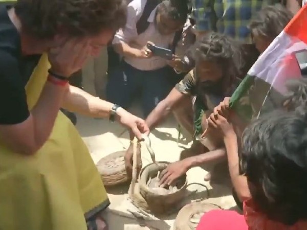 सुरक्षाकर्मियों ने प्रियंका की सुरक्षा के मद्देनजर सांपों के टोकरी में बंद करवाया