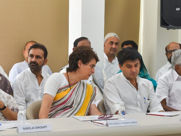 प्रियंका बोलीं, इस्तीफा देना बीजेपी के जाल में फंसने जैसा है