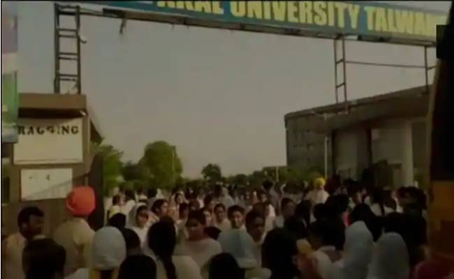 घटना के बाद प्रर्दशन पर उतर आईं छात्राएं
