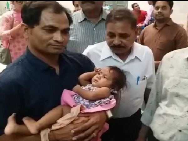 Mother Left her four month old Daughter in Govt hospital Rajgarh MP Mother Left her four month old Daughter in Govt hospital Rajgarh MP