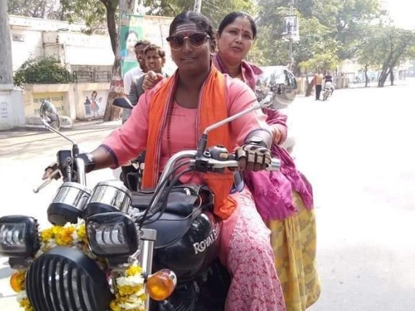 बुलेट रानी वाराणसी में 25 लोगों की एक टीम के साथ आई हैं