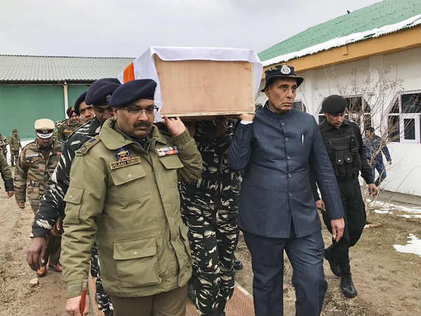 शहीदों के शवों को कंधा देने वाले रक्षामंत्री