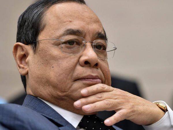 शिकायतकर्ता के फैसले के समर्थन में 300 महिलाएं
