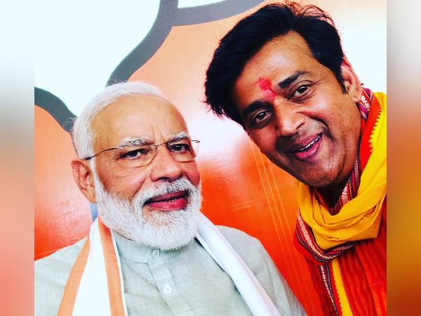 ravi kishan takes selfie with pm narendra modi ravi kishan takes selfie with pm narendra modi