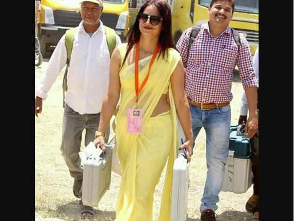 पीली साड़ी वाली महिला रिटर्निंग अफसर का नाम है रीना