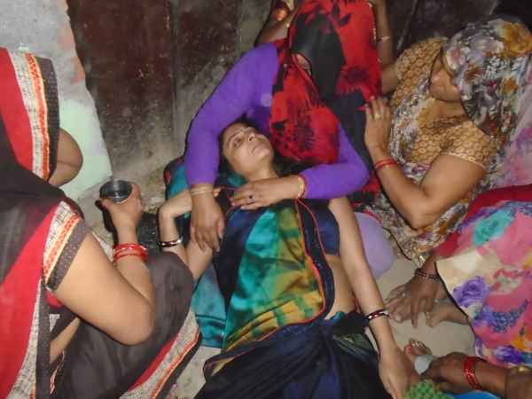 पत्नी हुई बेसुध