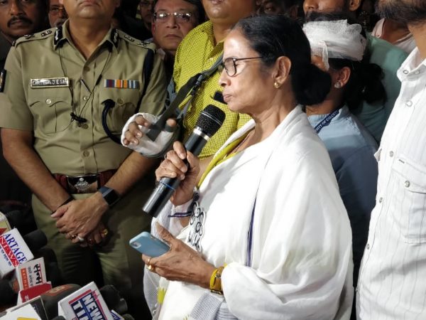 lok sabha elections 2019, Clashes broke out Amit Shah roadshow, mamata banerjee, amit shah, Kolkata, West Bengal, bjp, tmc, लोकसभा चुनाव 2019, अमित शाह, पश्चिम बंगाल, कोलकाता, भाजपा, ममता बनर्जी lok sabha elections 2019, Clashes broke out Amit Shah roadshow, mamata banerjee, amit shah, Kolkata, West Bengal, bjp, tmc, लोकसभा चुनाव 2019, अमित शाह, पश्चिम बंगाल, कोलकाता, भाजपा, ममता बनर्जी