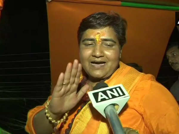 Lok Sabha Elections 2019: बैन के बावजूद मंदिर जाने पर प्रज्ञा ठाकुर को चुनाव आयोग का नोटिस Lok Sabha Elections 2019: बैन के बावजूद मंदिर जाने पर प्रज्ञा ठाकुर को चुनाव आयोग का नोटिस