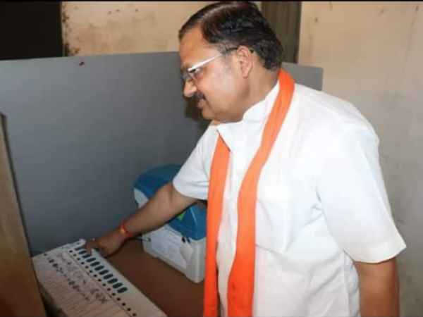 bjp mp Daddan Mishra takes photo with evm during sixth phase of polling bjp mp Daddan Mishra takes photo with evm during sixth phase of polling