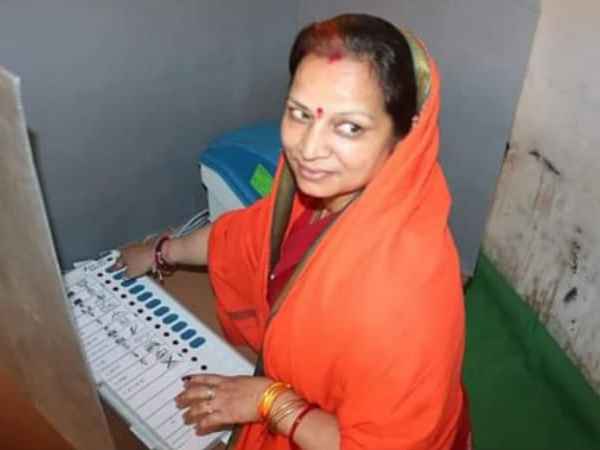 bjp mp Daddan Mishra takes photo with evm during sixth phase of polling bjp mp Daddan Mishra takes photo with evm during sixth phase of polling