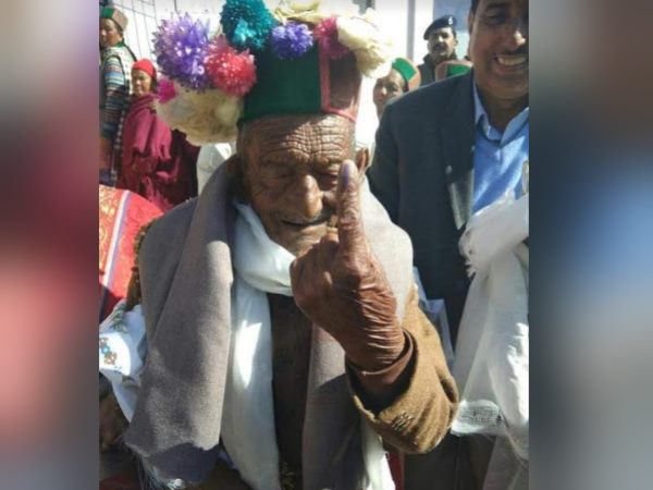सम्मान के साथ बूथ पर लाए गए नेगी
