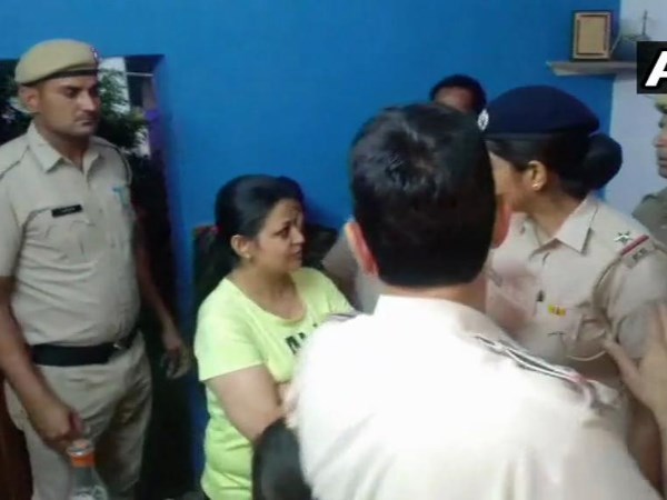 महिला ने बताया, क्यों फेंकी चप्पल