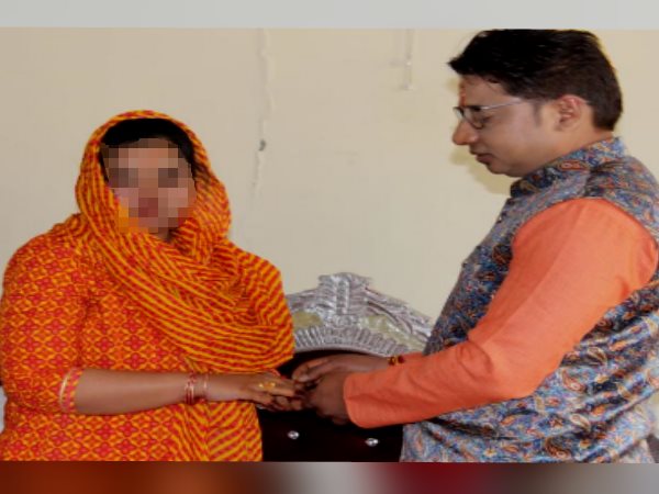 युवती के घर आकर तिलक की रस्म भी अदा की