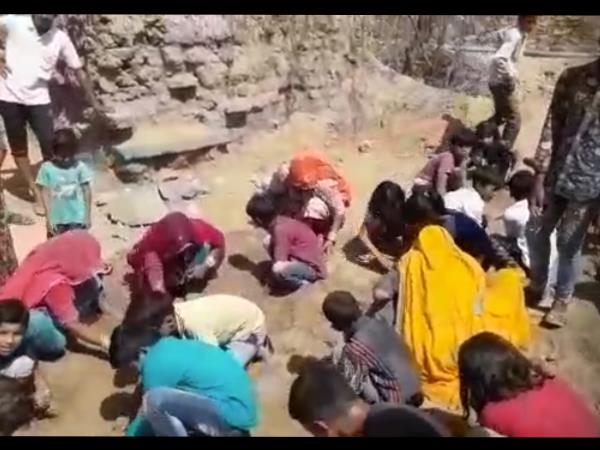 जमीन से निकला खजाना, ग्रामीण लूट ले गए चांदी के सिक्के जमीन से निकला खजाना, ग्रामीण लूट ले गए चांदी के सिक्के