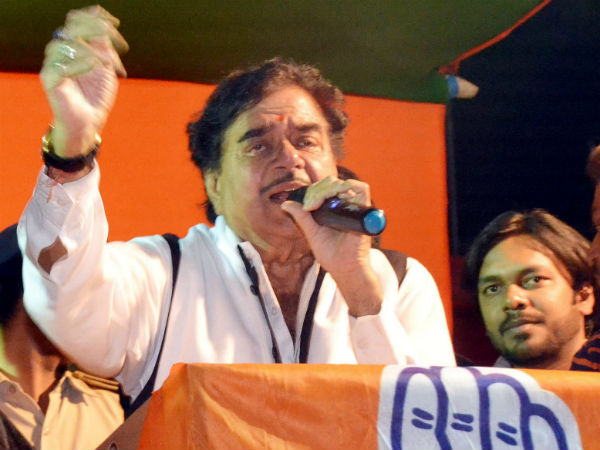 'टू मैन आर्मी, वन मैन शो'