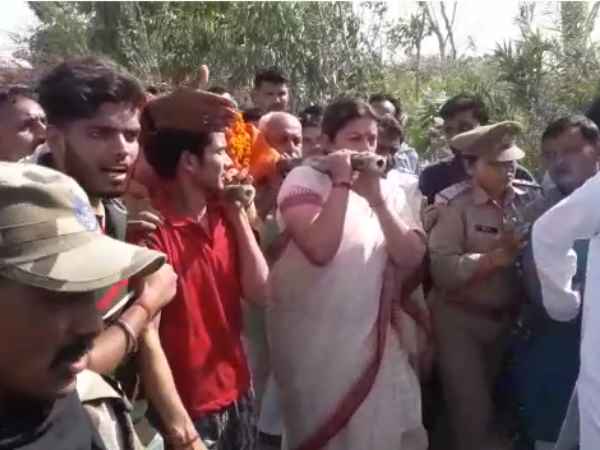 स्मृति ईरानी ने अर्थी को दिया कंधा
