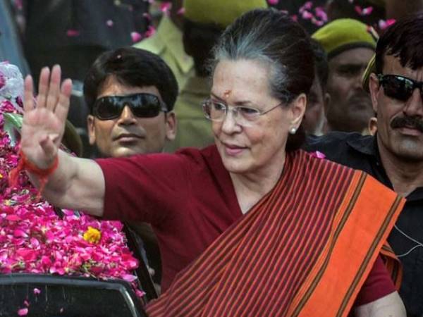 विपक्षी नेताओं को फोन कर सोनिया गांधी ले रहीं जानकारी