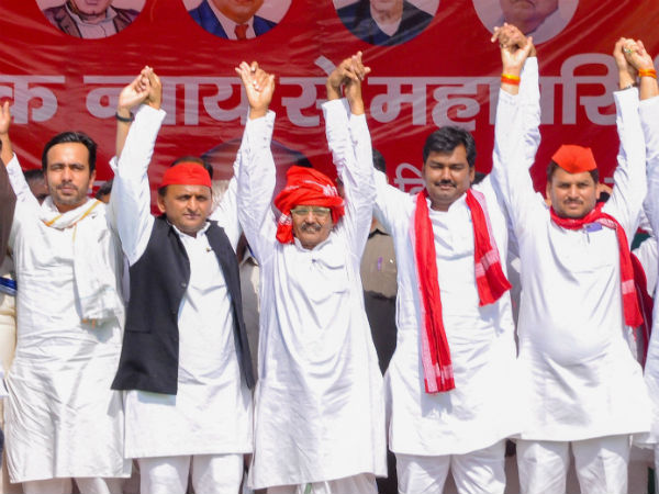 सपा तीन सीटें हार गई, पार्टी का बुरा हाल