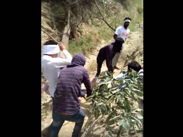 Sri Ganganagar Man Beaten By Youth Video Goes Viral in Social media Sri Ganganagar Man Beaten By Youth Video Goes Viral in Social media