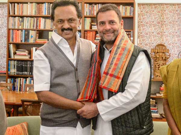 नई दिल्ली। 2014 के लोकसभा चुनाव में तमिलनाडु में एआईएडीएमके ने 39 में से 37 सीटों पर जीत हासिल की थी। कांग्रेस और डीएमके खाता नहीं खोल सकी थीं। इस दफा एआईएडीएमके के साथ भाजपा और कुछ अन्य दल हैं तो डीएमके और कांग्रेस मिलकर लड़ रहे हैं। इस बार एग्जिट पोल 2014 के उल्ट कांग्रेस-डीएमके गठबंधन को आगे मान रहे हैं। टाइम्स नाउ-वीएमआर की सर्वे के मुताबिक तमिलनाडु की कुल 38 सीटों पर एनडीए को कुल 9 सीटें मिल रही हैं जिसमें अकेले बीजेपी को 2 सीटें जबकि इनकी गठबंधन पार्टी एआईएडीएमके को 7 सीटें मिल रही हैं। इसके अलावा यूपीए को 29 सीटें मिल रही हैं जिसमें कांग्रेस पार्टी को 6 सीटें जबकि यूपीए की गठबंधन पार्टियों को यहां 23 सीटें मिलती नजर आ रही हैं। इंडिया टुडे-एक्सिस के एग्जिट पोल में तमिलनाडु में डीएमके और कांग्रेस भारी बढ़त बनाते दिख रहे हैं। एग्जिट पोल में डीएमके-कांग्रेस को 38 में से 34-38 सीटें मिलने का अनुमान है। वहीं एआईएडीएमके को 0-4 सीट मिल सकती हैं। एबीपी न्यूज-नीलसन के एग्जिट पोल में 38 सीटों वाले तमिलनाडु में एआईएडीएके को 6, बीजेपी को एक, सीपीआई को एक, सीपीएम को 2, डीएमके को 13, कांग्रेस 7, एमडीएमके को एक, पीएमके को 2, वीकेसी को 1 और अन्य को तीन सीट मिल मिलने का अनुमान है। इंडिया न्यूज –पोलस्ट्रैट के एग्जिट पोल के मुताबिक तमिलनाडु में लोकसभा चुनाव 2019 में यूपीए को 22 और एनडीए को 16 लोकसभा सीटें मिलने जा रही है। न्यूज एक्स- नेता के एग्जिट पोल के मुताबिक तमिलनाडु में द्रमुक 17, अन्नाद्रमुक 8, वीसीके 2, एएमएमके 5, एमडीएमके 1, डीएमडीके 1, कांग्रेस 3 और बीजेपी 1 लोकसभा सीट जीतने जा रही है। देश में 17वीं लोकसभा के लिए हुए आम चुनाव में सात चरण में वोटिंग हुई है। पहले चरण में 11 अप्रैल को 20 राज्यों की 91 सीटों पर वोटिंग हुई, दूसरे चरण में 18 अप्रैल को 13 राज्यों की 97 सीटों पर, तीसरे चरण में 23 अप्रैल को 14 राज्यों की 115 सीटों पर, चौथे चरण में 29 अप्रैल को 9 राज्यों की 71 सीटों पर, पांचवें चरण में 6 मई को 7 राज्यों की 51 सीटों पर, छठे चरण में 12 मई को 7 राज्यों की 59 सीटों पर वोटिंग हो चुकी है। वहीं सातवें और आखिरी फेज में 19 मई को 59 सीटों पर वोटिंग हुई। नतीजे 23 मई को आएंगे। नई दिल्ली। 2014 के लोकसभा चुनाव में तमिलनाडु में एआईएडीएमके ने 39 में से 37 सीटों पर जीत हासिल की थी। कांग्रेस और डीएमके खाता नहीं खोल सकी थीं। इस दफा एआईएडीएमके के साथ भाजपा और कुछ अन्य दल हैं तो डीएमके और कांग्रेस मिलकर लड़ रहे हैं। इस बार एग्जिट पोल 2014 के उल्ट कांग्रेस-डीएमके गठबंधन को आगे मान रहे हैं। टाइम्स नाउ-वीएमआर की सर्वे के मुताबिक तमिलनाडु की कुल 38 सीटों पर एनडीए को कुल 9 सीटें मिल रही हैं जिसमें अकेले बीजेपी को 2 सीटें जबकि इनकी गठबंधन पार्टी एआईएडीएमके को 7 सीटें मिल रही हैं। इसके अलावा यूपीए को 29 सीटें मिल रही हैं जिसमें कांग्रेस पार्टी को 6 सीटें जबकि यूपीए की गठबंधन पार्टियों को यहां 23 सीटें मिलती नजर आ रही हैं। इंडिया टुडे-एक्सिस के एग्जिट पोल में तमिलनाडु में डीएमके और कांग्रेस भारी बढ़त बनाते दिख रहे हैं। एग्जिट पोल में डीएमके-कांग्रेस को 38 में से 34-38 सीटें मिलने का अनुमान है। वहीं एआईएडीएमके को 0-4 सीट मिल सकती हैं। एबीपी न्यूज-नीलसन के एग्जिट पोल में 38 सीटों वाले तमिलनाडु में एआईएडीएके को 6, बीजेपी को एक, सीपीआई को एक, सीपीएम को 2, डीएमके को 13, कांग्रेस 7, एमडीएमके को एक, पीएमके को 2, वीकेसी को 1 और अन्य को तीन सीट मिल मिलने का अनुमान है। इंडिया न्यूज –पोलस्ट्रैट के एग्जिट पोल के मुताबिक तमिलनाडु में लोकसभा चुनाव 2019 में यूपीए को 22 और एनडीए को 16 लोकसभा सीटें मिलने जा रही है। न्यूज एक्स- नेता के एग्जिट पोल के मुताबिक तमिलनाडु में द्रमुक 17, अन्नाद्रमुक 8, वीसीके 2, एएमएमके 5, एमडीएमके 1, डीएमडीके 1, कांग्रेस 3 और बीजेपी 1 लोकसभा सीट जीतने जा रही है। देश में 17वीं लोकसभा के लिए हुए आम चुनाव में सात चरण में वोटिंग हुई है। पहले चरण में 11 अप्रैल को 20 राज्यों की 91 सीटों पर वोटिंग हुई, दूसरे चरण में 18 अप्रैल को 13 राज्यों की 97 सीटों पर, तीसरे चरण में 23 अप्रैल को 14 राज्यों की 115 सीटों पर, चौथे चरण में 29 अप्रैल को 9 राज्यों की 71 सीटों पर, पांचवें चरण में 6 मई को 7 राज्यों की 51 सीटों पर, छठे चरण में 12 मई को 7 राज्यों की 59 सीटों पर वोटिंग हो चुकी है। वहीं सातवें और आखिरी फेज में 19 मई को 59 सीटों पर वोटिंग हुई। नतीजे 23 मई को आएंगे।