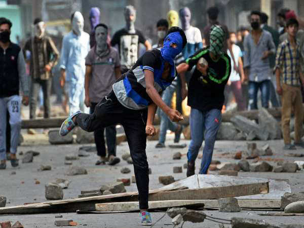 जम्मू-कश्मीर: बारामूला में फिर पत्थरबाजी, 47 सुरक्षाकर्मी घायल जम्मू-कश्मीर: बारामूला में फिर पत्थरबाजी, 47 सुरक्षाकर्मी घायल