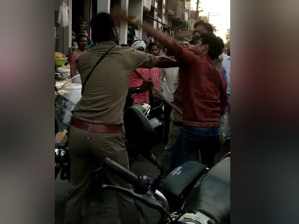 dial 100 policeman beats constable in sultanpur dial 100 policeman beats constable in sultanpur
